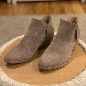 Lucky Brand Women’s ankle booties-taupe suede